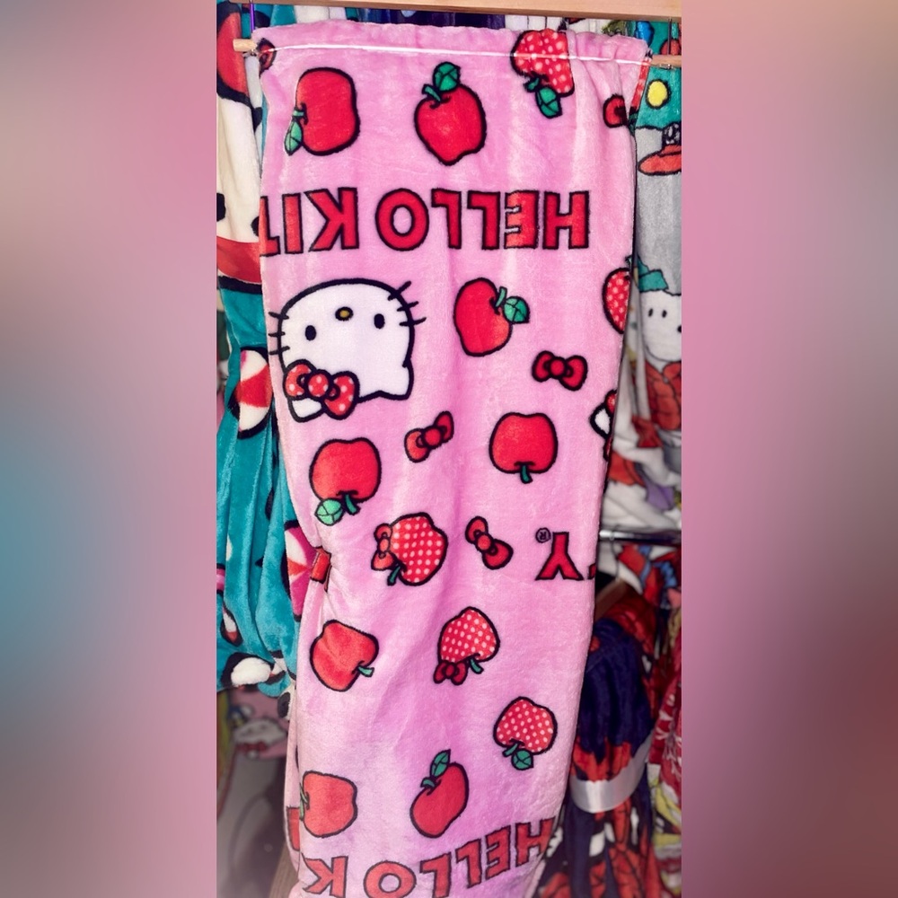 Hello kitty apple throw